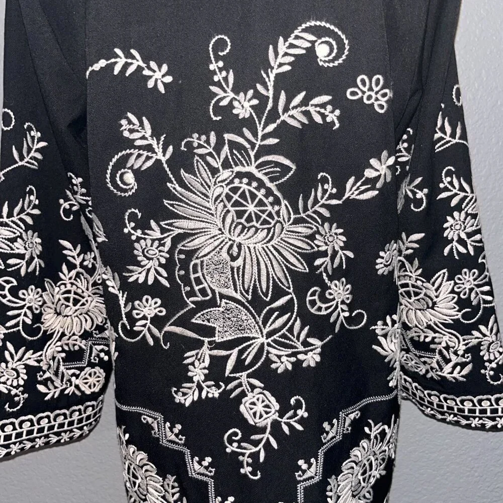 CHICO'S FULLY EMBOIDERED BLACK & WHITE KIMONO JACKET TOPPER - EUC - SIZE 0 = 4/6 - Picture 7 of 15